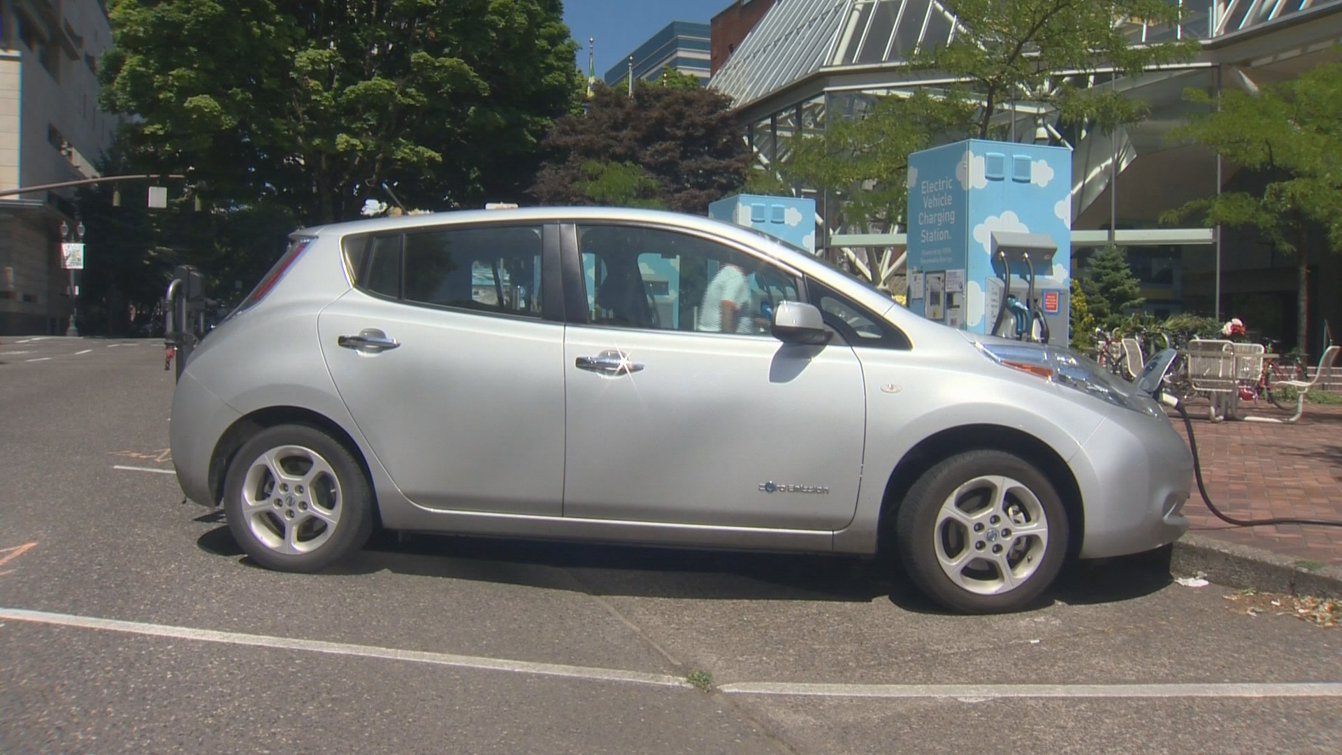 Electric vehicle rebates included in Oregon transportation bill
